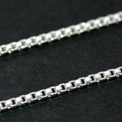 Corrente de Prata 925 Veneziana da Tal da Realeza em uma superfície preta. A imagem destaca os elos de apenas 1mm.