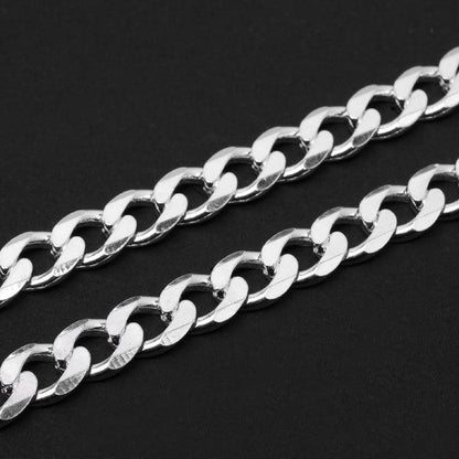 Corrente de Prata 925 da Tal da Realeza em uma superfície preta aveludada, com destaque para os elos de 7mm.