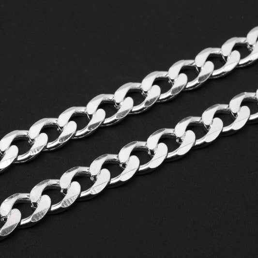 Corrente de Prata 925 da Tal da Realeza em uma superfície preta aveludada, com destaque para os elos de 7mm.