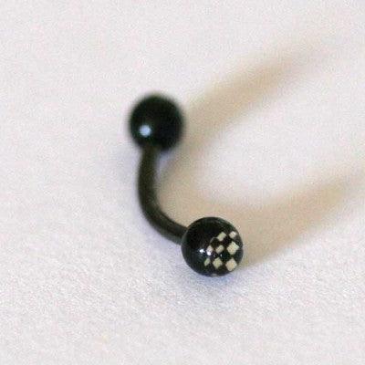 Piercing de aço cirúrgico preto com haste curva e esferas nas extremidades sobre fundo branco. As esferas possuem estampas de estrela.