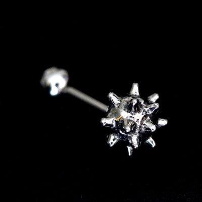 Piercing Tragus em aço cirúrgico da Tal da Realeza em um fundo preto aveludado. A peça tem formato de clava na ponta.
