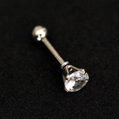 Piercing Tragus em aço cirúrgico da Tal da Realeza em um fundo preto aveludado. A peça tem uma pedra de zircônia transparente na ponta.