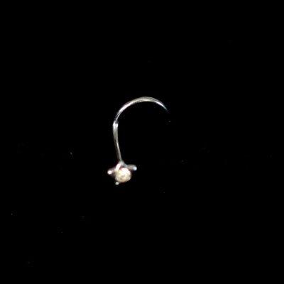 Piercing Nostril da Tal da Realeza em um fundo preto. A peça tem formato de estrela, com uma pedra de zircônia no centro.
