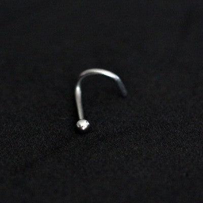 Piercing Nostril em aço cirúrgico da Tal da Realeza em um fundo preto aveludado.
