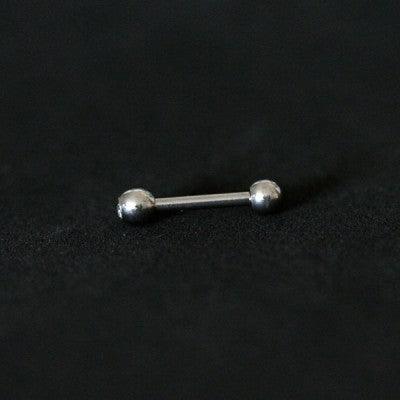 Piercing de aço cirúrgico com haste reta e esferas nas extremidades sobre fundo preto.