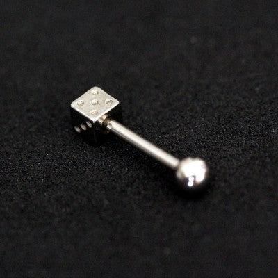 Piercing Tragus em aço cirúrgico da Tal da Realeza visto pela diagonal em um fundo preto aveludado. A peça tem formato de dado na ponta.