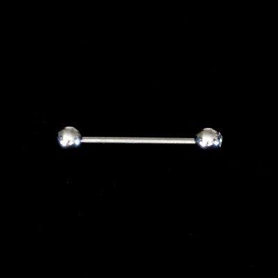 Piercing de aço cirúrgico com formato de barra reta com esferas nas extremidades sobre fundo preto. Uma das esferas possui uma zircônia.