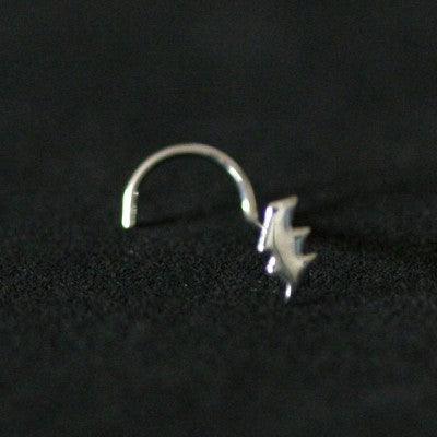 Piercing Nostril em aço cirúrgico da Tal da Realeza em um fundo preto aveludado. A peça tem formato de raio na ponta.
