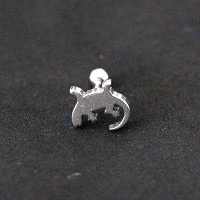 Piercing Tragus em aço cirúrgico da Tal da Realeza em um fundo preto aveludado. A peça tem formato de um lagarto em uma das extremidades.