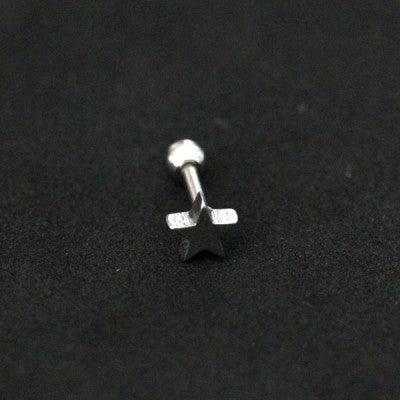 Piercing Tragus em aço cirúrgico da Tal da Realeza em um fundo preto aveludado. A peça tem formato de estrela em uma das pontas.