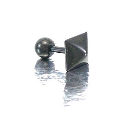 Piercing Tragus em aço cirúrgico da Tal da Realeza visto pela diagonal em um fundo metálico. A peça tem formato de tacha na ponta.
