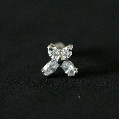 Piercing Tragus em aço cirúrgico da Tal da Realeza em um fundo preto aveludado. A peça possui pedras de brilhante que formam uma borboleta.
