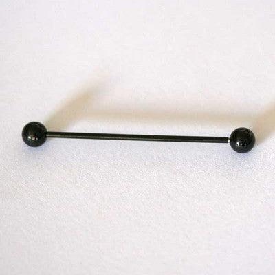 Piercing Transversal Black Line da Tal da Realeza em um fundo branco aveludado. A peça possui formato de esferas em suas extremidades.