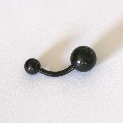 Piercing de umbigo da Tal da Realeza em um fundo branco aveludado. A peça é preta, curvada e possui esferas nas extremidades.