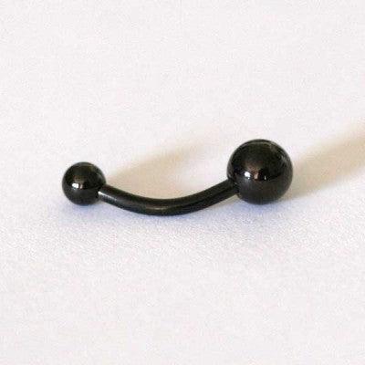 Piercing de umbigo da Tal da Realeza em um fundo branco aveludado. A peça é preta, curvada e possui esferas nas extremidades.